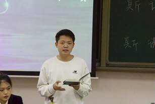 人们在看台上的人在讲话
描述已自动生成