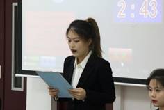 穿着西装笔挺的男子正在演讲
描述已自动生成