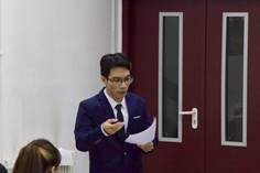 图片包含 人, 建筑, 男人, 站
描述已自动生成